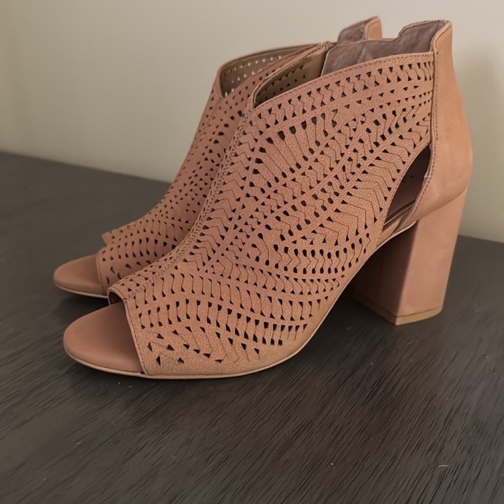 Gianni Bini Women's Toniya Laser-Cut Suede Block 3" Heel Booties Size 8 NWOT
